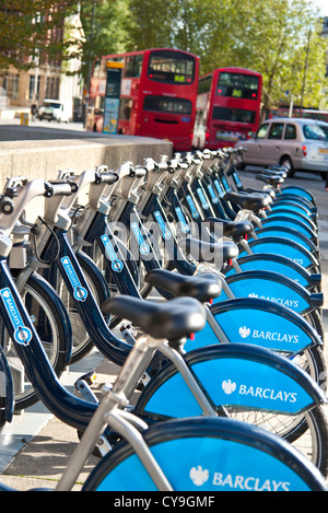 TFL London louer des vélos disponibles à la location avec les bus et taxi rouge derrière Waterloo London UK Banque D'Images