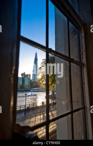 Le Shard et la Tamise au coucher du soleil vue à travers la fenêtre de lumière au plomb historique à la Tour de Londres London City CE3 Banque D'Images