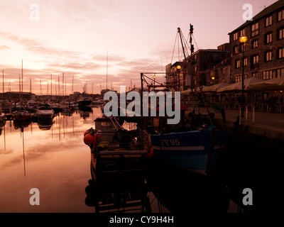 Port de Plymouth et les lumières à l'aube. Banque D'Images