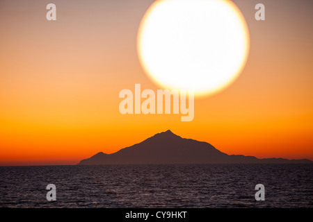 Coucher de soleil sur le mont Athos de Myrina, sur Lemnos, Grèce. Banque D'Images