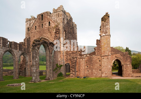 Pays de Galles, le Parc National des Brecon Beacons, les Black Mountains, Llanthony Priory date de la 1100s Banque D'Images
