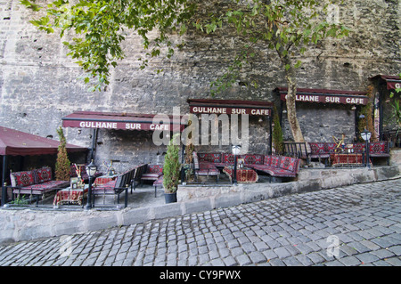 Café pittoresque le long de la rue Soğukçeşme Sokağı fontaine à Istanbul, Turquie Banque D'Images