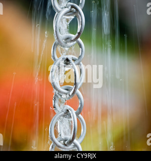 L'eau de pluie à partir d'un toit jaillit un ménage chaîne pluie lors d'une tempête. Format carré. Banque D'Images