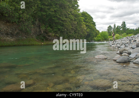 La pêche à la mouche pour la truite sur la rivière Tongariro Banque D'Images