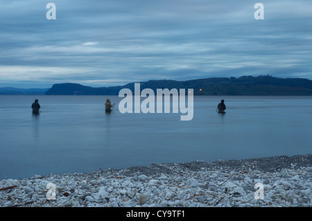 Les pêcheurs à l'embouchure de la rivière Waitahanui sur le lac Taupo, Nouvelle-Zélande. Banque D'Images