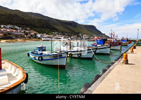 Les bateaux de pêche amarrés au quai dans le petit port de pêche de Kalk Bay, près du Cap, Afrique du Sud. Banque D'Images