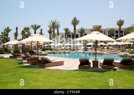 Piscines et plage à l'hôtel de luxe, l'île de Saadiyat, Abu Dhabi, UAE Banque D'Images