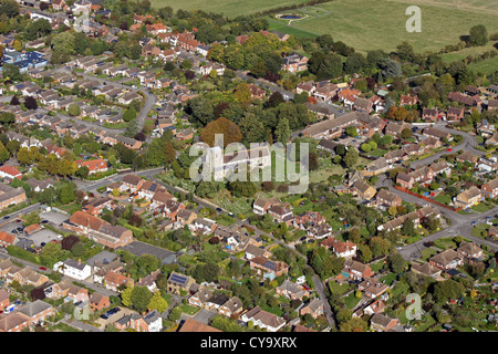 Vue aérienne de l'église St Andrews avec Chinnor Banque D'Images