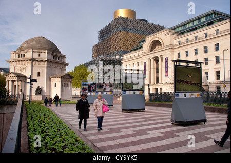 Le mémorial de guerre et nouvelle bibliothèque bâtiment (à distance) dans le centre-ville de Birmingham Banque D'Images