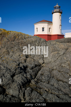 La base rocheuse il est assis sur la jetée et Colquille River Lighthouse Banque D'Images