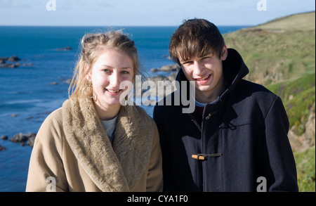 Dix-neuf ans, les jumeaux garçon fille portrait en extérieur par la mer en hiver manteaux Banque D'Images