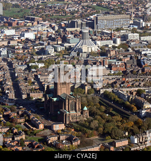 Vue aérienne de Liverpool's deux cathédrales anglicanes et catholiques, la Metropolitan Cathedral of Christ the King Banque D'Images