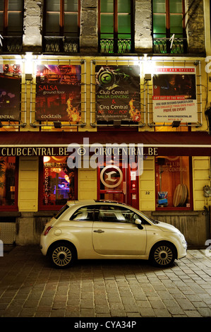 Fiat 500 l'extérieur d'une discothèque de Gand Banque D'Images