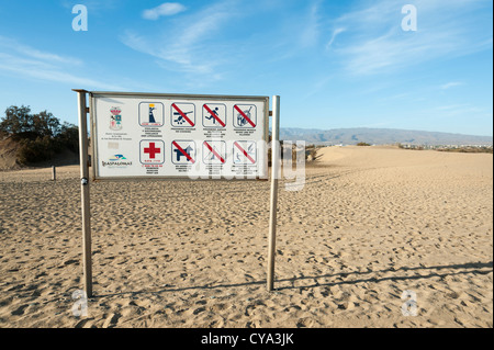 Inscrivez-vous sur la plage de Maspalomas montrant les activités interdites Maspalomas Gran Canaria Îles Canaries Espagne Banque D'Images