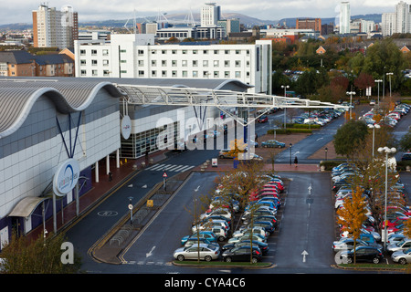 Le Red Dragon centre centre de Cardiff Bay avec le Millennium Stadium en arrière-plan. Banque D'Images