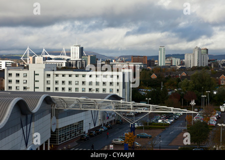 Le Red Dragon centre centre de Cardiff Bay avec le Millennium Stadium en arrière-plan. Banque D'Images