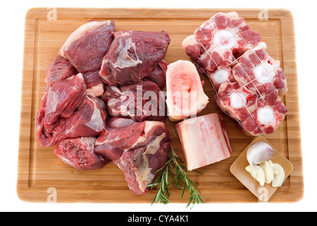 Variété de la viande pour la cuisson et le pot-au-feu sur un conseil de cuisson Banque D'Images