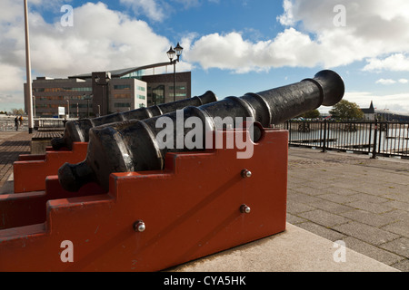 Old Cannon's pointant vers la mer en face de l'Pierhead Building donnant sur la baie de Cardiff Cardiff Wales UK. Banque D'Images
