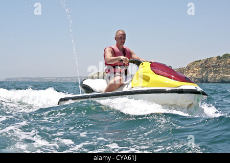 Jeune mec croisière sur l'océan atlantique sur un jet ski Banque D'Images