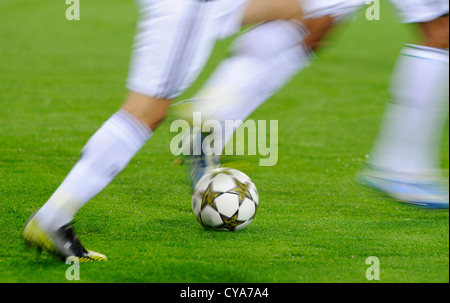 Les joueurs de football de Ligue des Champions Adidas Finale 12 boules sur le terrain de football de l'OMB Banque D'Images