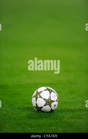 Bal de la Ligue des Champions 2013 Finale 'Adidas' sur le terrain de football Banque D'Images