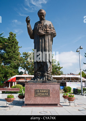 Statue de Sv. Kliment Okhridski (St. Clément d'Ohrid), souvent associé à la création de la Messe Glagolitique et scripts cyrillique Banque D'Images