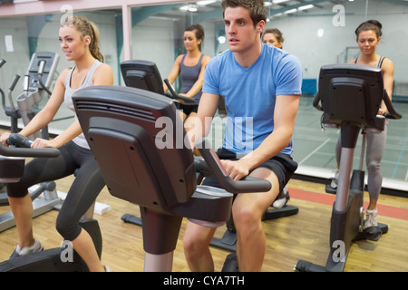 De spinning à cheval sur un exercice bikes Banque D'Images