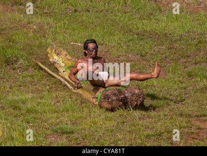 Sur l'homme au cours de tronc de bananier Haka Pei compétition durant le Festival Tapati, île de Pâques, Chili Banque D'Images