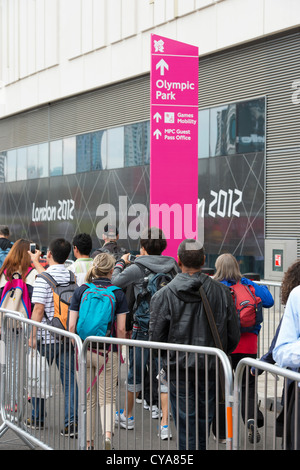 Les gens faisant la queue pour entrer dans le parc olympique durant les Jeux Olympiques de Londres en 2012. Banque D'Images