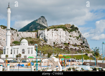 Le rocher de Gibraltar vu de son extrémité sud, à l'Europa Point. Mosquée nouvellement construite et une aire de jeux à l'avant-plan. Banque D'Images