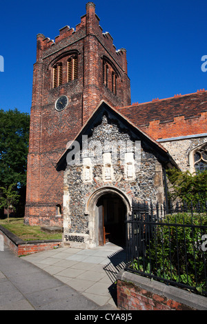 La tour en brique rouge de St Marie à l'église paroissiale d'Elms Ipswich Suffolk Angleterre Banque D'Images