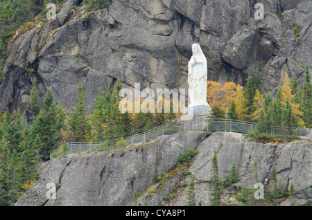 Canada, Québec, Saguenay. Cap Trinité, navigation sur la pittoresque rivière Saguenay à l'automne. Statue de Madonna. Banque D'Images