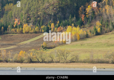 Canada, Québec, Saguenay. Cap Trinité, navigation sur la pittoresque rivière Saguenay à l'automne. Banque D'Images