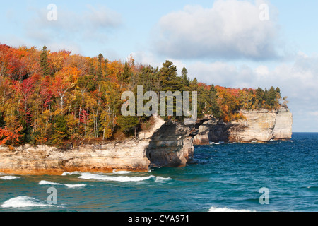 Les falaises du lac Supérieur, Pictured Rocks National Lakeshore en automne Banque D'Images