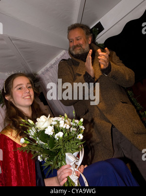 Liphook carnival 27.10.2012. downton abbey acteur Hugh Bonneville couronnement de reine du carnaval, liphook liphook, Hampshire, Royaume-Uni. Banque D'Images