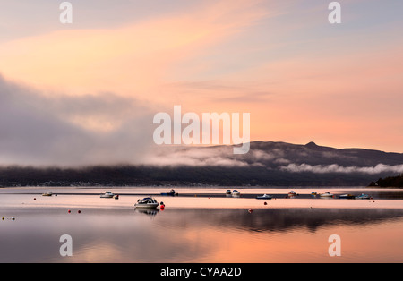 Aube lumière sur les bateaux sur le Loch Fyne de Inveraray avec Creag Dhubh en arrière-plan Banque D'Images