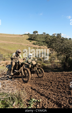 Les coureurs de motocross sur la piste de Safara, Alentejo, Portugal Banque D'Images