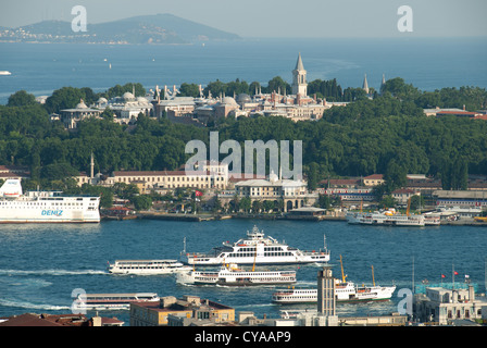 ISTANBUL, TURQUIE. Une vue de Beyoglu sur la Corne d'or pour le palais de Topkapi et le parc de Gülhane. 2012. Banque D'Images
