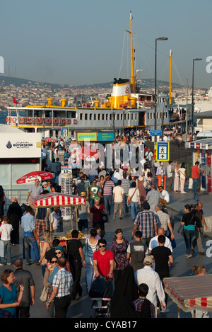 ISTANBUL, TURQUIE. L'occupé à bord des ferries d''Eminönü sur la Corne d'or. 2012. Banque D'Images