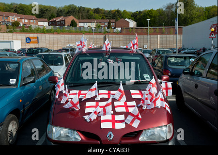 Une voiture Renault rouge garée couverte de drapeaux de la croix anglaise de St George en préparation de la coupe du monde de la FIFA 2010. Banque D'Images