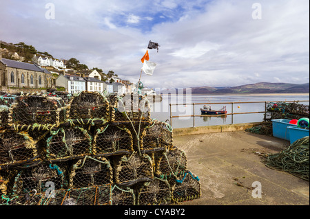 Sur le quai est composé d'engins de pêche du crabe et du homard, des flotteurs, des cordes, des filets d'un bateau de pêche côtière , se trouve à l'ancre Banque D'Images