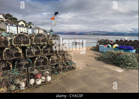 Sur le quai est composé d'engins de pêche du crabe et du homard, des flotteurs, des cordes, des filets d'un bateau de pêche côtière , se trouve à l'ancre Banque D'Images