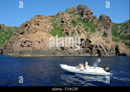 Les touristes sur un bateau dans la réserve naturelle de Scandola sur l'île de Corse, France Banque D'Images