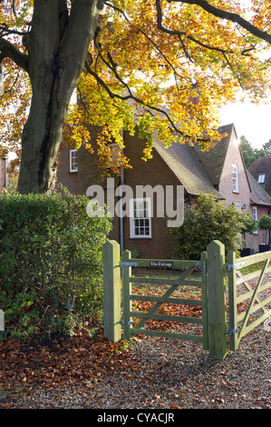 Un arbre en porte-couleurs de l'automne en plus d'une porte en bois d'un chalet en village Jordans Bucks UK Banque D'Images