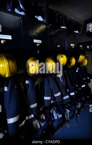 Re. Fireman de white watch à Pontypridd Fire Station en S Wales - détail de firemans vestiaire Banque D'Images