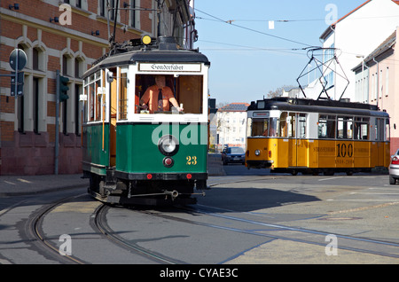 Voitures de tramway du patrimoine à Nordhausen, Sachsen-Anhalt - Région du Harz en Allemagne s'arrêtent en face de l'approche de la gare de Berlin . Banque D'Images