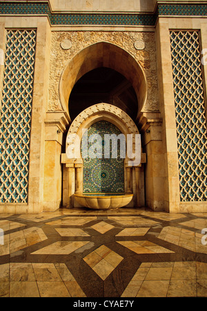 Fontaine d'extérieur, d'arches et de carreaux de mosaïque géométrique du travail islamique historique mosquée Hassan II à Casablanca, Maroc. Banque D'Images