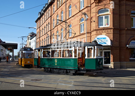 Voitures de tramway du patrimoine à Nordhausen, Sachsen-Anhalt - Région du Harz de l'Allemagne près de Nordhausen s'arrêtent en face de la gare ferroviaire. Banque D'Images