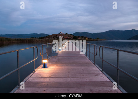 Pont flottant au coucher du soleil dans le lac Mikri Prespa, Grèce Banque D'Images