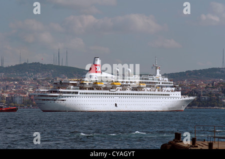 Fred Olsen Line's 'Black Watch' tournant dans le Bosphore à Istanbul port de croisière. Banque D'Images